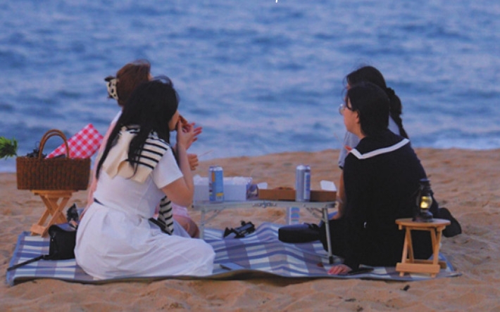 Festivalgoers relax at Cheongho Beach in Sokcho, Gangwon Province. (Sokcho International Food Film Festival Committee)