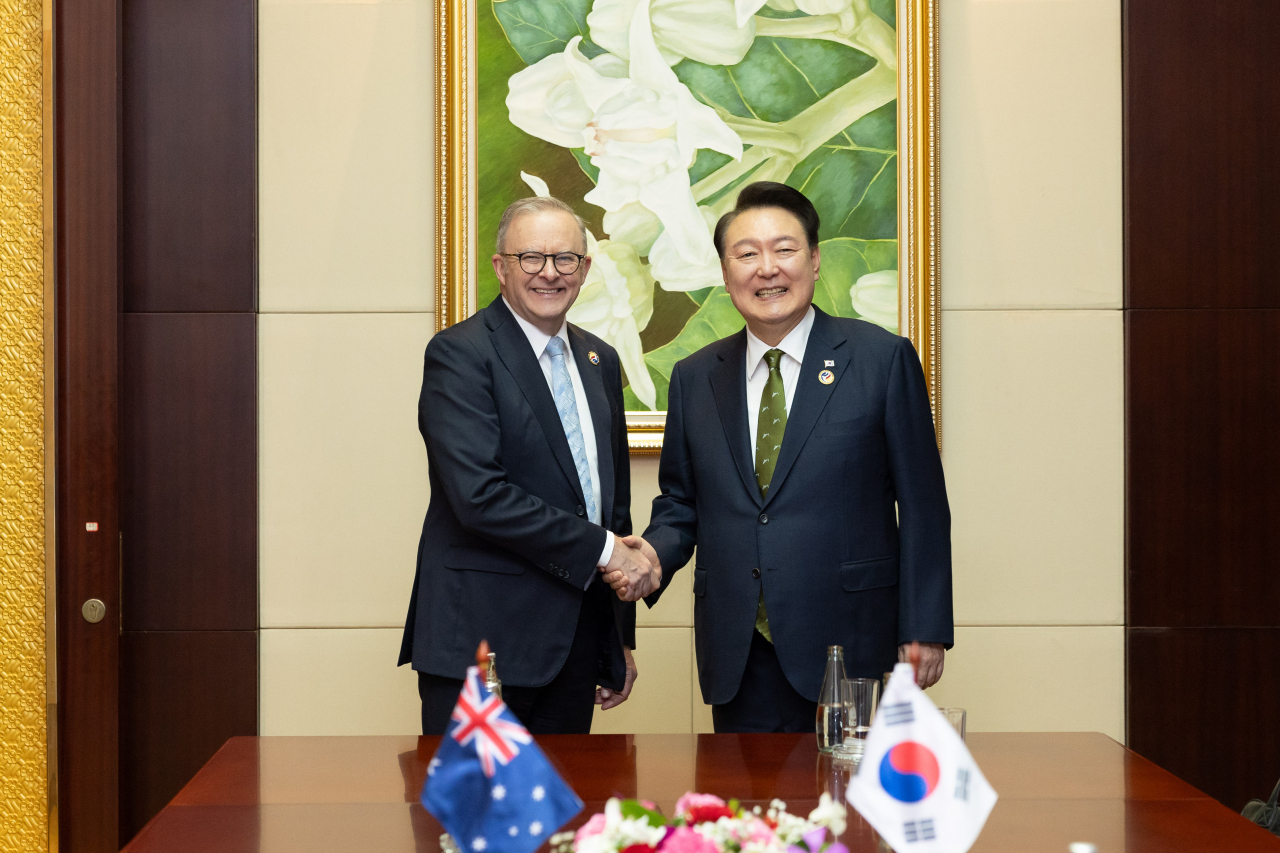 President Yoon Suk Yeol (right) shakes hands with his Australian counterpart Anthony Albanese, as they hold bilateral talks in Vientiane, Laos, Friday. (Pool photo via Yonhap)