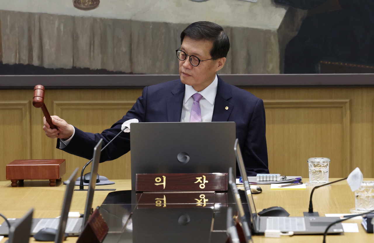 Bank of Korea Gov. Rhee Chang-yong bangs the gavel at a monetary policy board meeting held at the central bank's headquarters in Seoul, Friday. (Joint Press Corps-Yonhap)