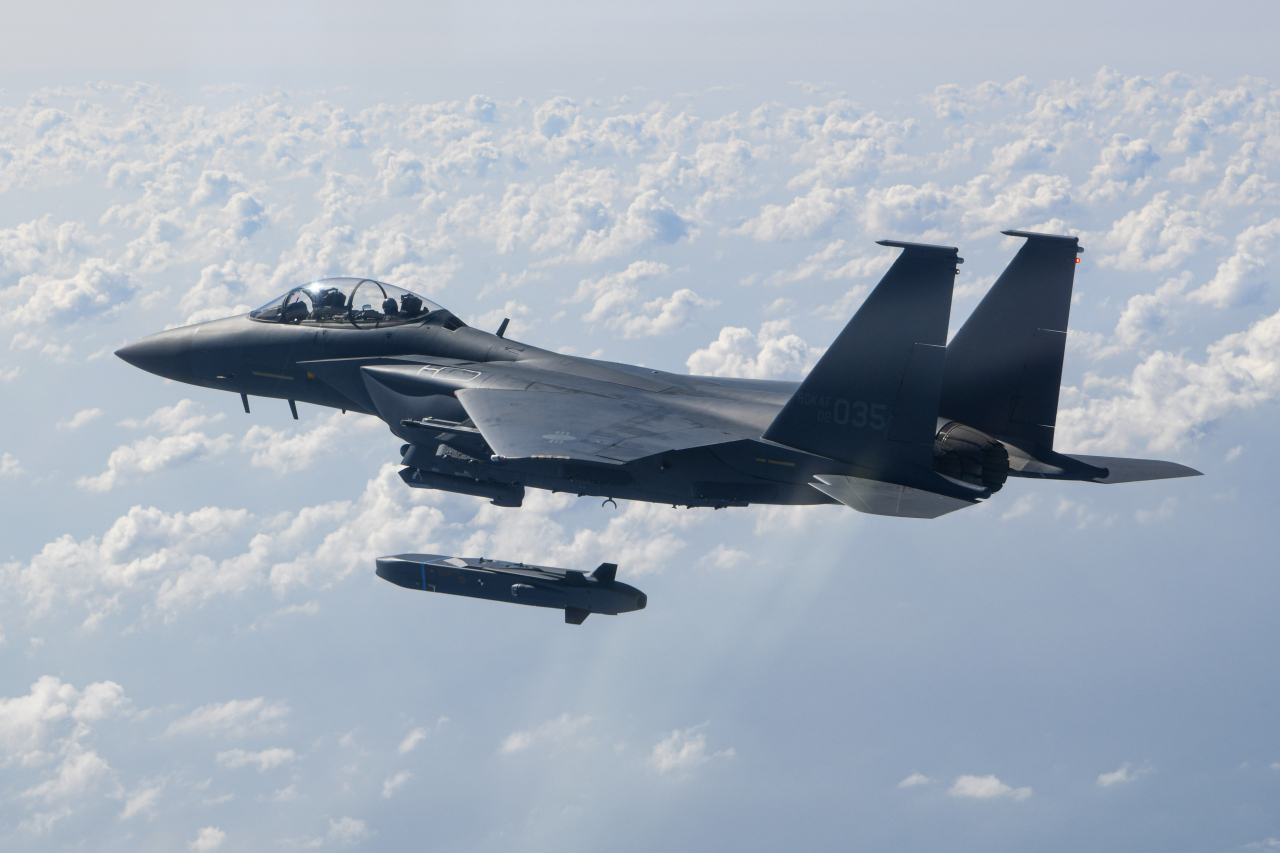 An F-15K fighter jet fires a long-range air-to-surface Taurus missile in this photo provided by the Air Force on Friday. (Yonhap)