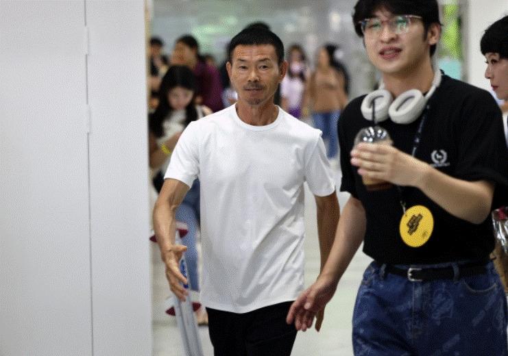 Son Woong-jung, father of South Korean football star Son Heung-min and director of Son Football Academy, holds a book signing event in Seoul on Jun. 26. (Yonhap)