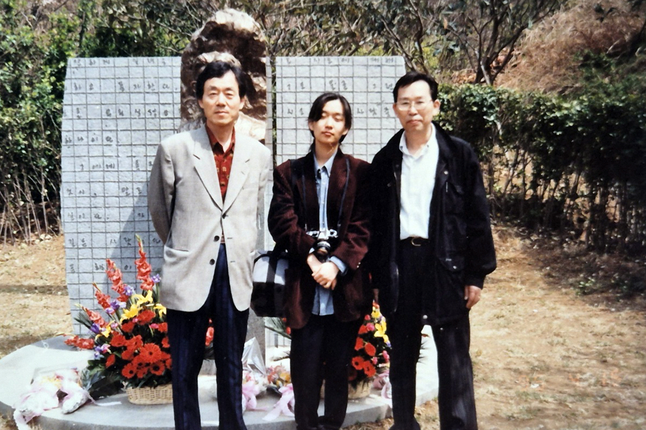 Han Seung-won (left) and Han Kang (center) in April 1995 (Courtesy of Han Seung-won)