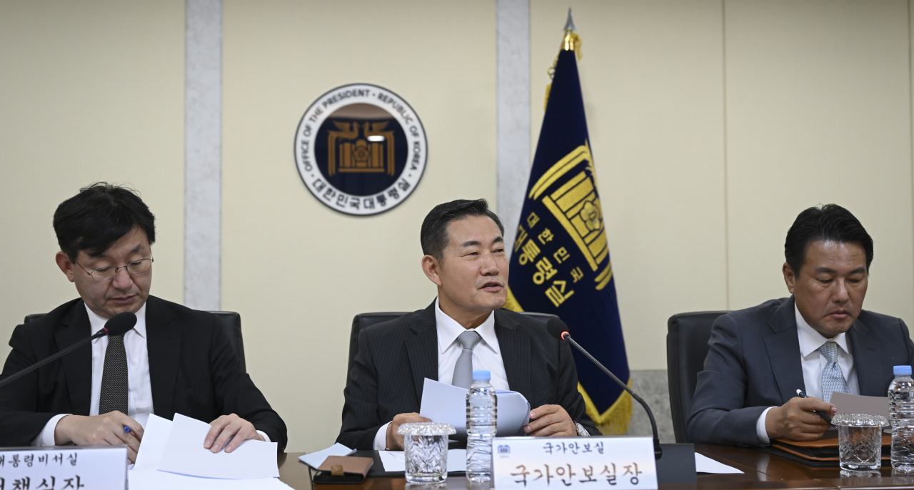 National Security Adviser Shin Won-sik (center) (Yonhap)