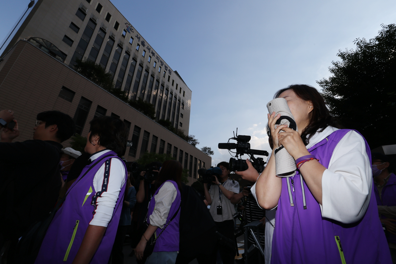 Bereaved relatives of the victims of the Itaewon crowd crush react in front of the Seoul Western District Court in Mapo-gu, Seoul on Sept. 30 after Park Hee-young, former head of Yongsan-gu Office, was cleared of criminal charges. (Yonhap)