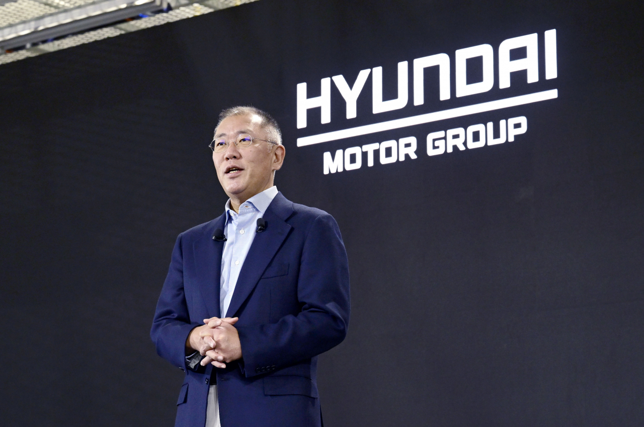 Hyundai Motor Group Executive Chair Chung Euisun delivers his New Year's address at Kia AutoLand Gwangmyeong, Korea's first EV-only car plant, in Gyeonggi Province in January this year. (Hyundai Motor Group)