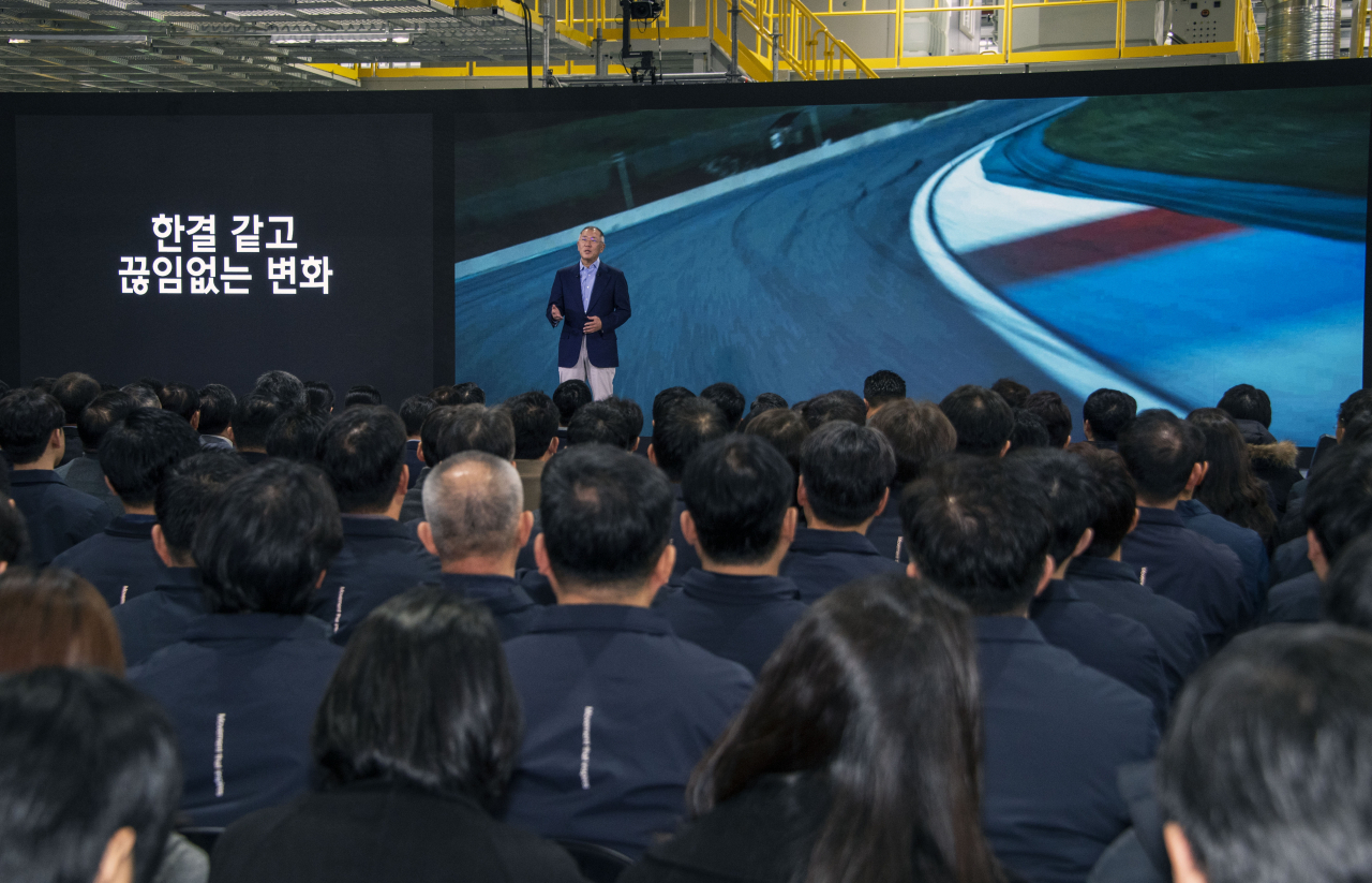 Chung addresses employees during his New Year's speech at Kia AutoLand Gwangmyeong in January this year. (Hyundai Motor Group)