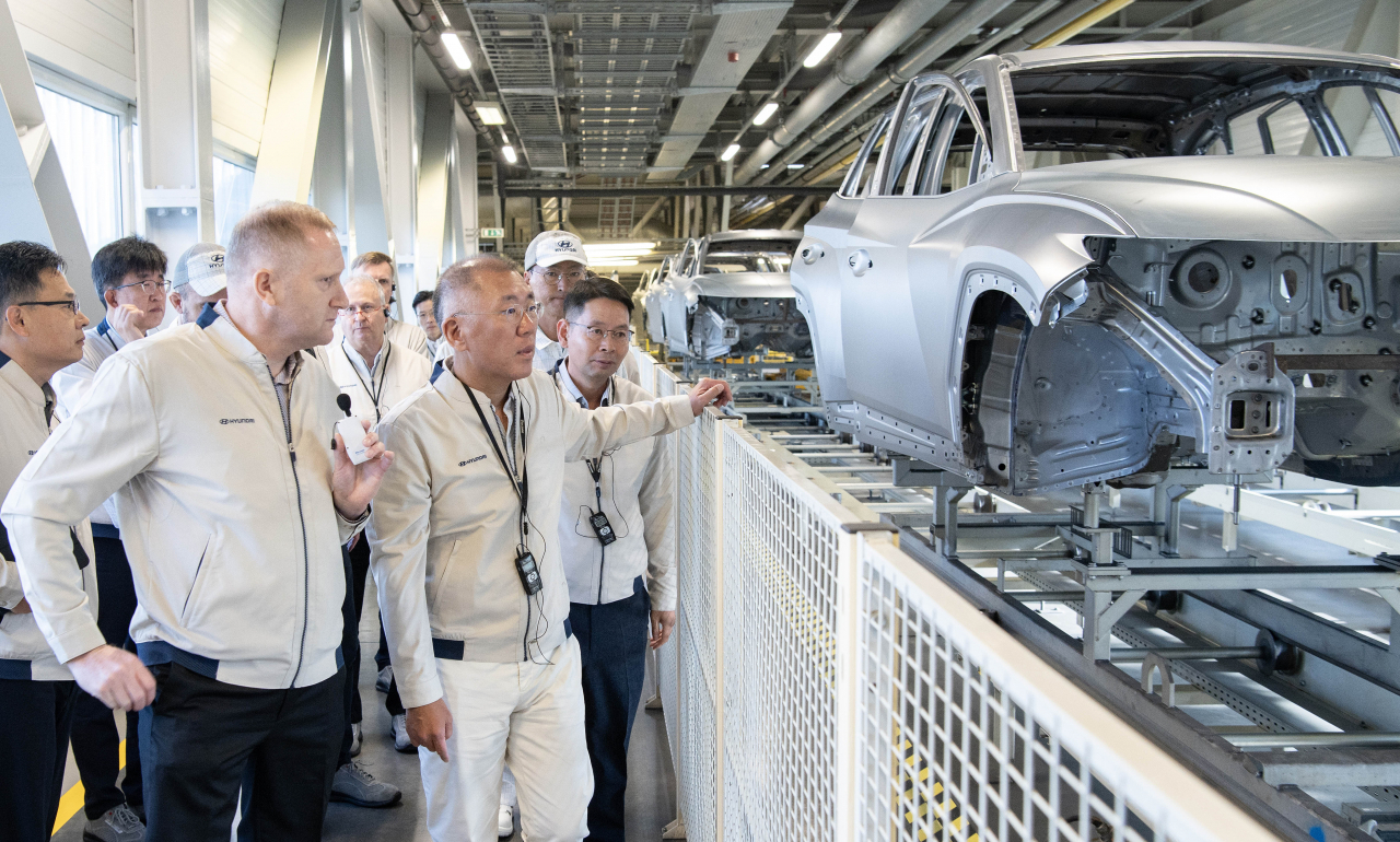 Chung (second from left) mingles with the crew at Hyundai's Czech plant, getting a firsthand look at car production this September. (Hyundai Motor Group)