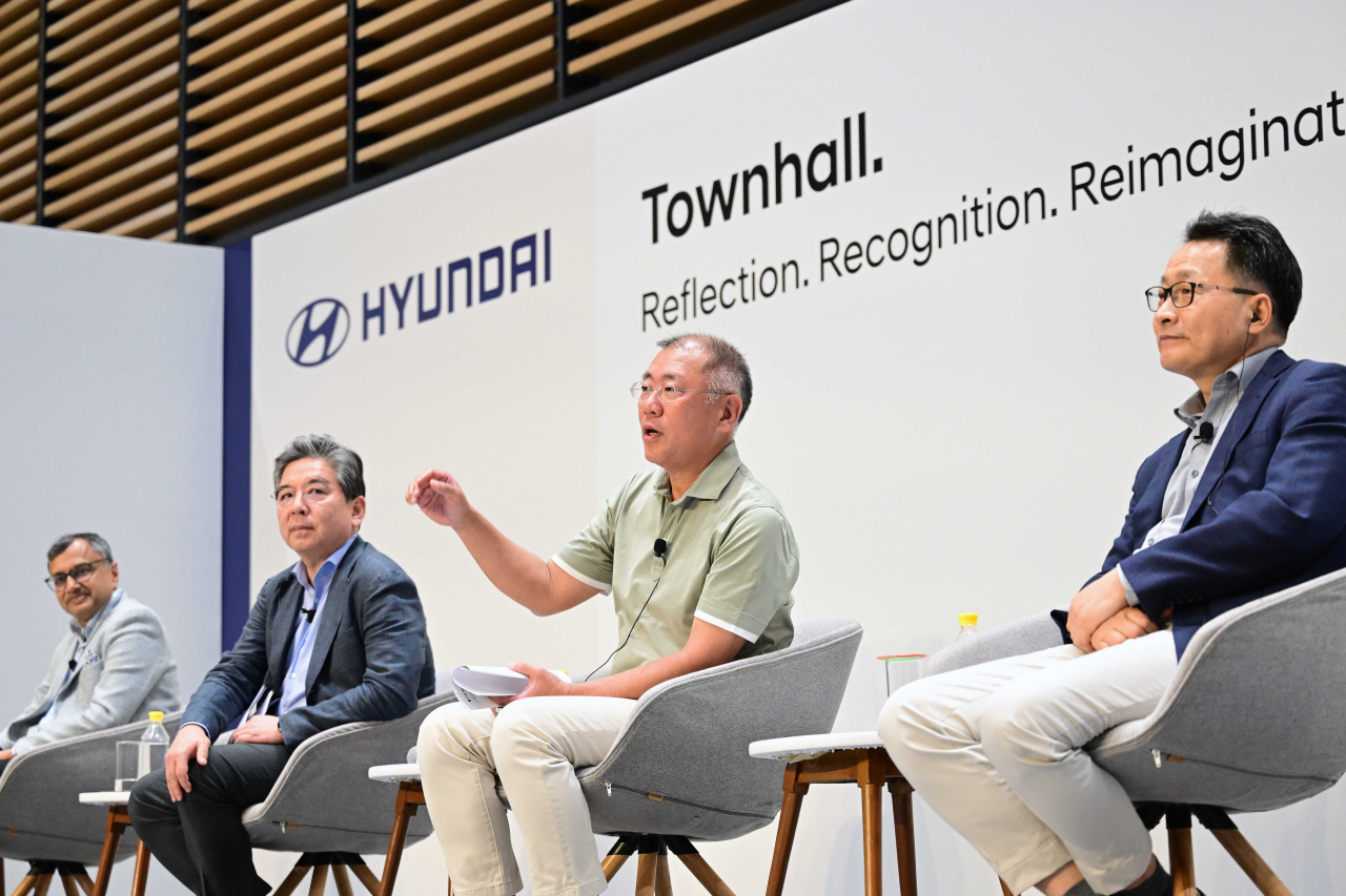 At a town hall meeting at Hyundai Motor India's new Delhi headquarters in April, Chung (second from right) engages with questions posed by local employees.