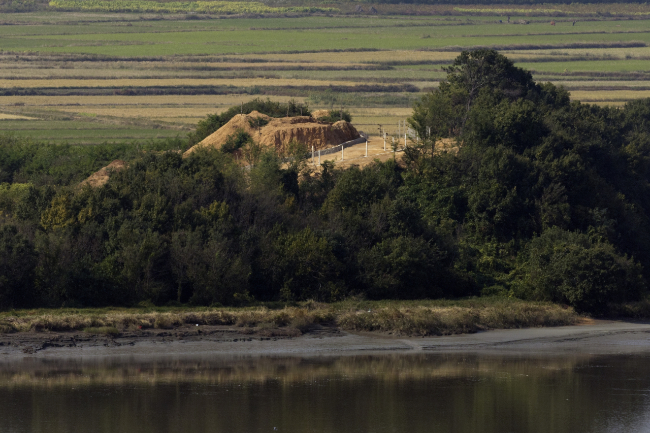 Some trees along the banks of the Imjin River in Kaepung County, North Korea’s North Hwanghae Province, seen from Odusan Unification Observatory in Paju, Gyeonggi Province, is being cleared for the construction of a North Korean military post on Wednesday.