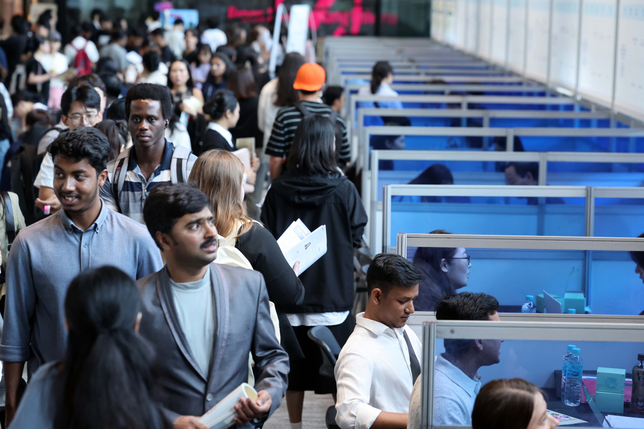 Foreign job seekers attend a job fair for international students held at Kyungsung University in Busan on Sept. 27. (Newsis)