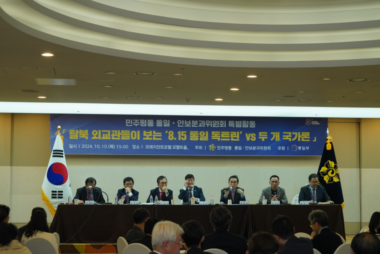 From left: Previous North Korean diplomats Kim Dong-su, former second secretary at the embassy in Italy, Lee Young-chol, former second secretary at the embassy in Finland, Ri Il-gyu, former second secretary at the embassy in Cuba, Ko Young-hwan, current president of the National Institute for Unification Education and former first secretary at the embassy in the Republic of Congo, Tae Yong-ho, current secretary-general of the Peaceful Unification Advisory Council and former deputy ambassador to the United Kingdom, Han Jin-myung, former third secretary at the embassy in Vietnam, and Ryu Hyun-woo, former acting ambassador to Kuwait, speak at a forum hosted by the Peaceful Unification Advisory Council at Hotel President in Seoul on Thursday. (Ministry of Unification)