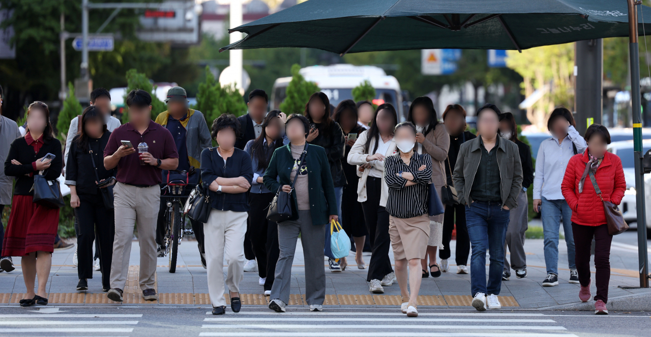 Commuters head to work in Gwanghwamun, Jongno-gu, Seoul, on Oct. 2. (Newsis)