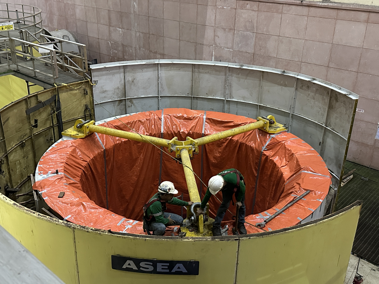 Two construction workers work on building a hydroelectric power generation equipment at Angat Hydroelectric Power Plant on Sept. 26. (Lee Jung-joo/The Korea Herald)