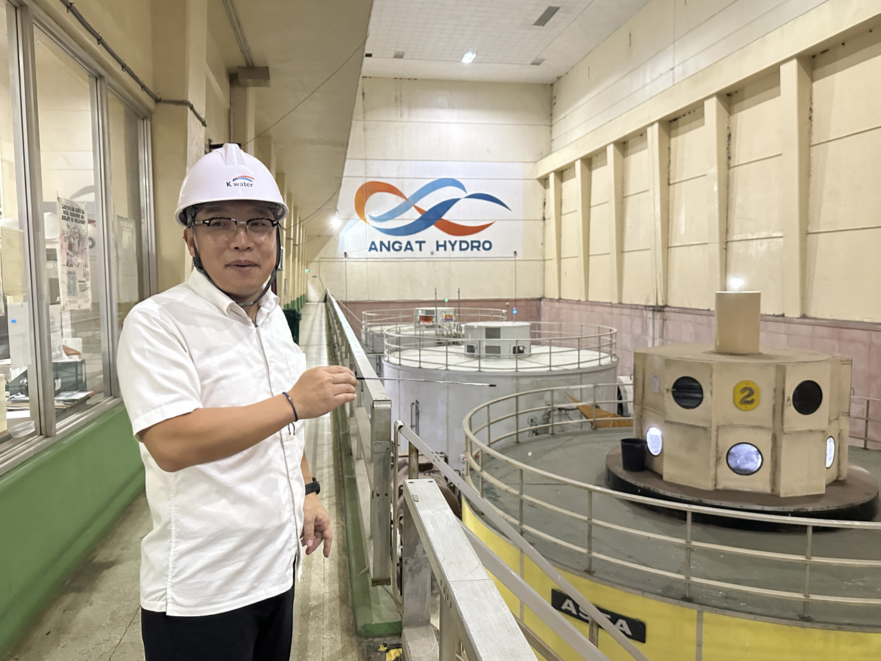 Kang Dong-hyung, CTO of Angat Hydropower Corporation, explains K-water's work behind modernizing the hydroelectric power generation equipment in Angat Hydroelectric Power Plant on Sept. 26. (Lee Jung-joo/The Korea Herald)