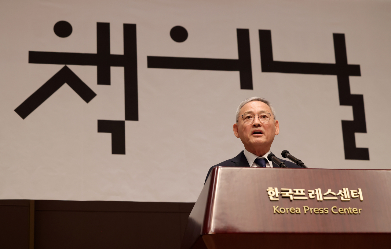 Culture Minister Yu In-chon attends the 38th annual Book Day ceremony on Friday. (Yonhap)