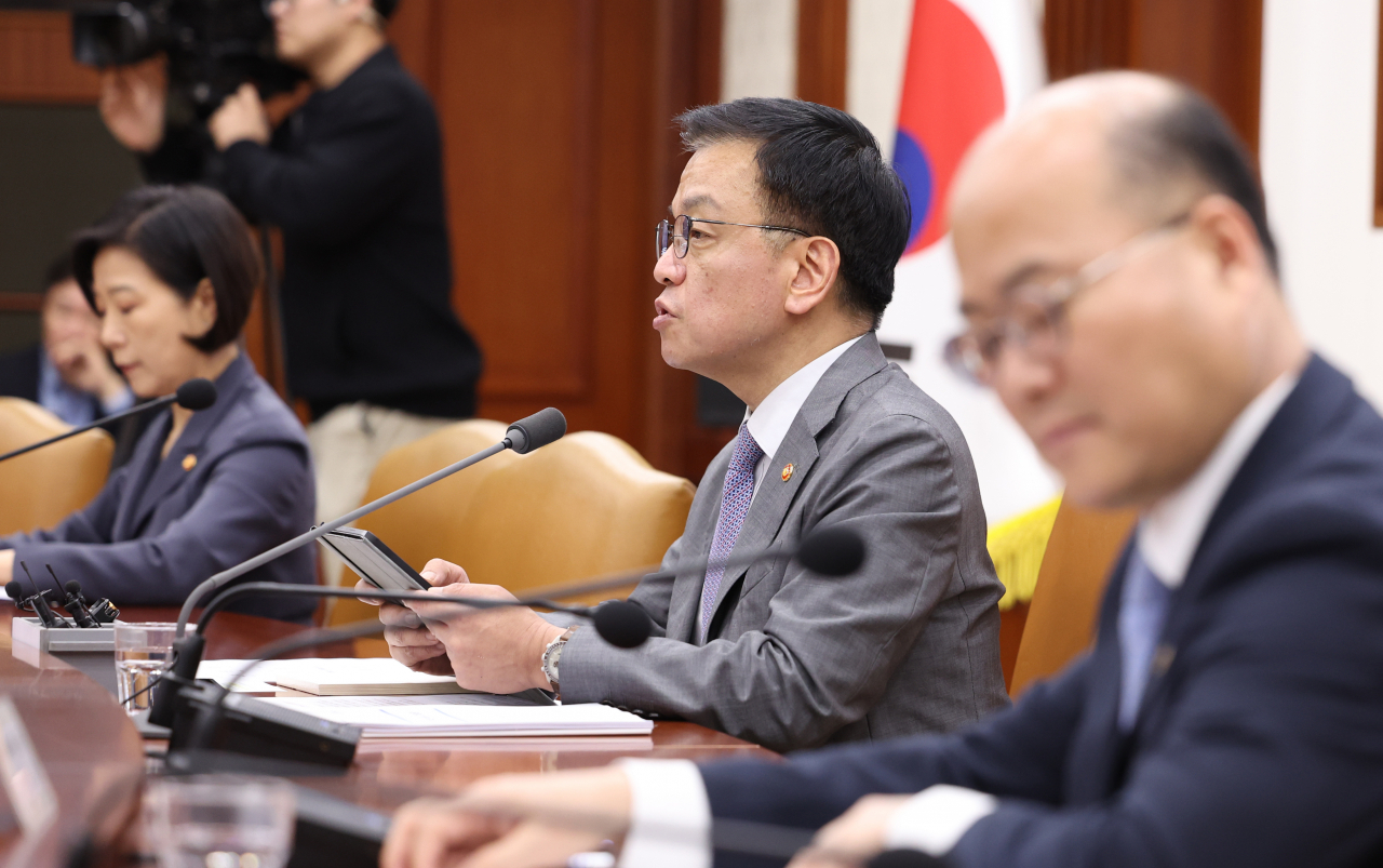 Finance Minister Choi Sang-mok (center) speaks during a meeting with economy-related ministers including SMEs and Startups Minister Oh Young-ju (left) and First Vice Science Minister Lee Chang-yune (right) at the government complex in Seoul, Wednesday. (Yonhap)