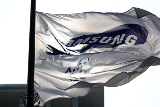 Samsung Electronics flag hangs in front of the company's office in Seoul. (Newsis)