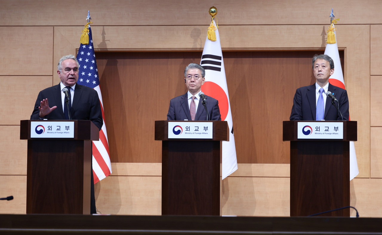 US Deputy Secretary of State Kurt Campbell (left) speaks during a joint press conference with his South Korean and Japanese counterparts, First Vice Foreign Minister Kim Hong-kyun (center) and Japanese Vice Foreign Minister Masataka Okano, respectively, after their trilateral meeting at the foreign ministry in Seoul, on Wednesday. (Yonhap)