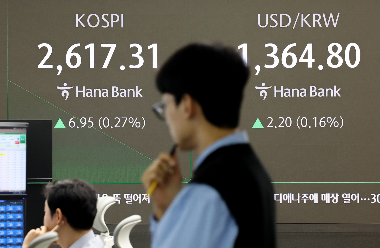 An electronic board showing the Korea Composite Stock Price Index at a dealing room of the Hana Bank headquarters in Seoul on Thursday. (Yonhap)