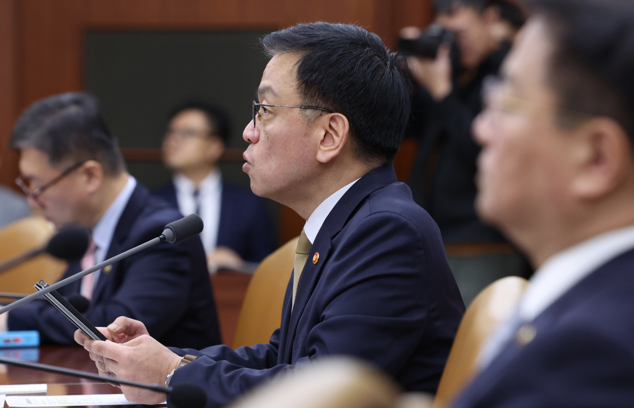 Finance Minister Choi Sang-mok (center) speaks during a ministerial meeting on external economics in Seoul on Thursday. (Yonhap)