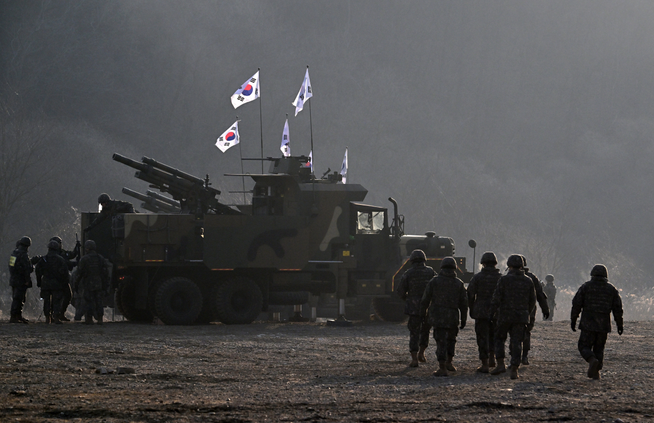 Soldiers of the Republic of Korea Army take part in a training exercise in Paju, Gyeonggi Province in this Jan. 31 photo. This photo is not directly related to this article. (Im Se-jun/The Korea Herald)