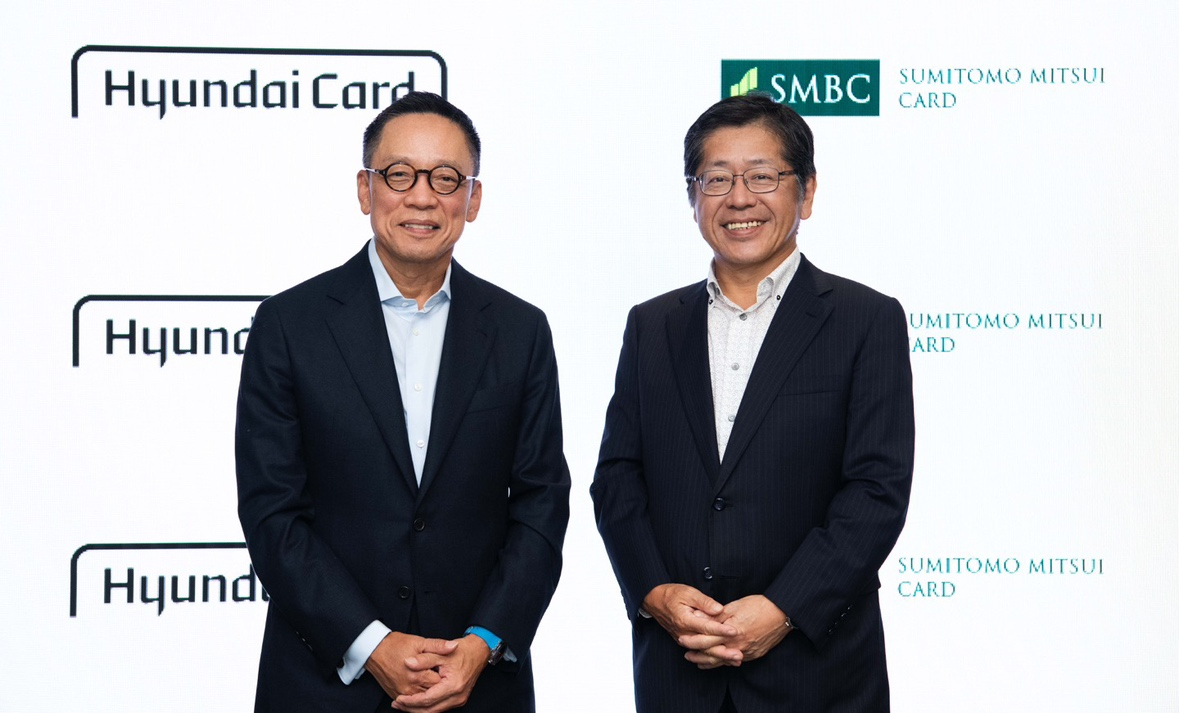 Hyundai Card CEO and Vice Chairman Chung Tae-young (left) and Sumitomo Mitsui Card Co. President Yukihiko Onishi pose for a picture after signing a deal at the SMCC headquarters in Tokyo on Wednesday. (Hyundai Card)