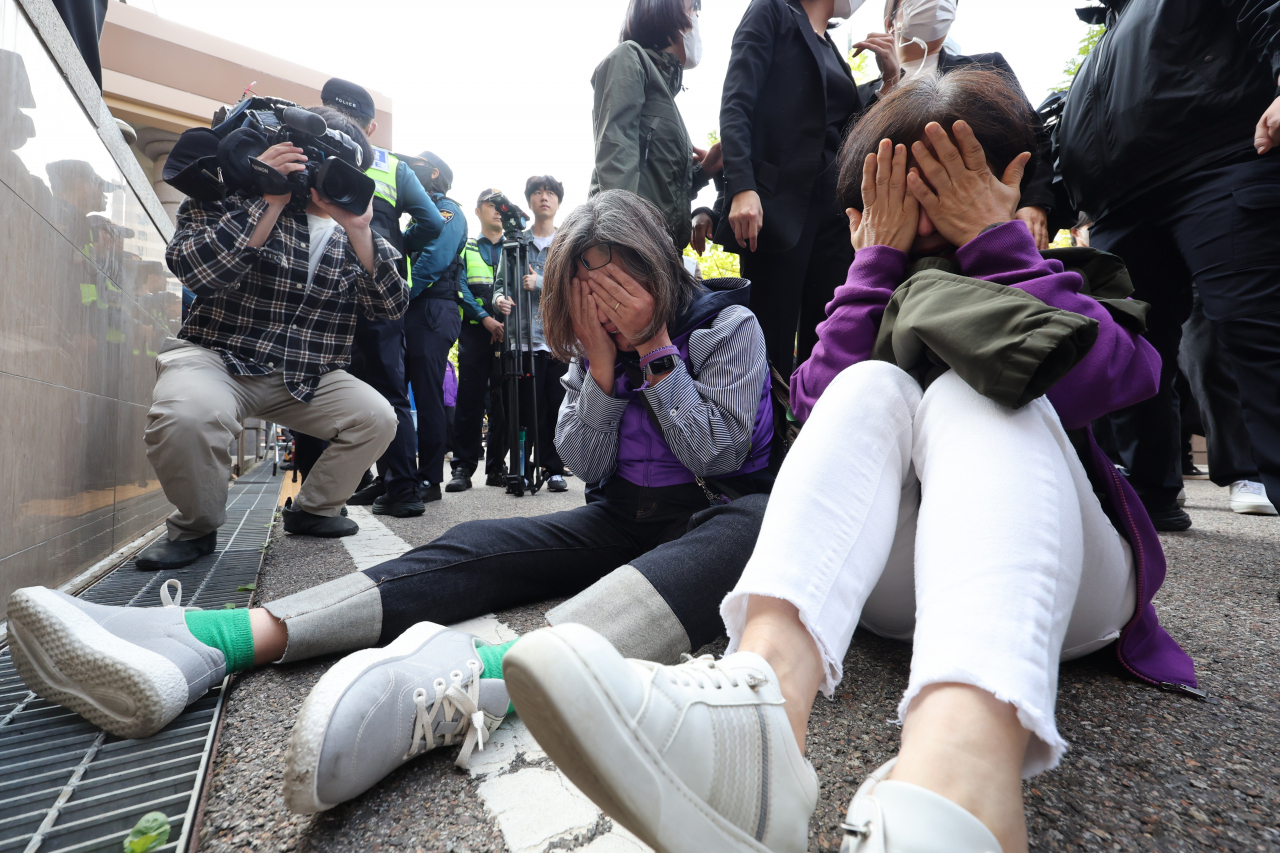 Bereaved family members of the victims of the 2022 crowd crush in Itaewon break down in tears following the court ruling at Seoul Western District Court on Thursday. (Yonhap)