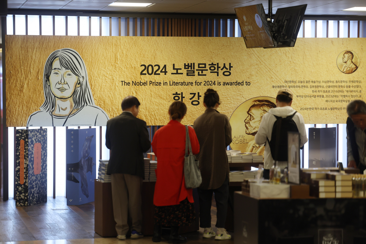 People check out Han Kang's books at Kyobo Bookstore in Gwanghwamun, central Seoul, Tuesday. (Yonhap)