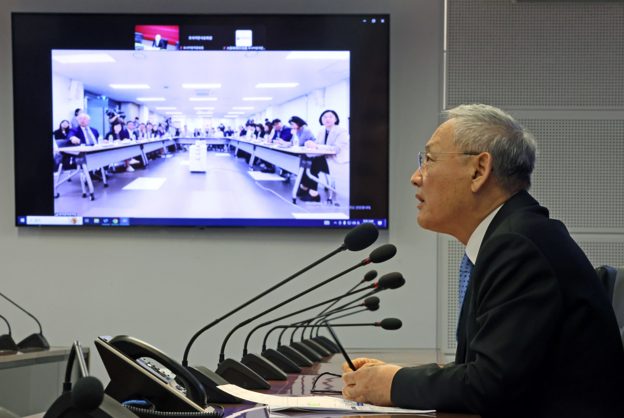 Yu In-chon, minister of culture, sports and tourism, speaks during a meeting with literature experts on Wednesday. (MCST)