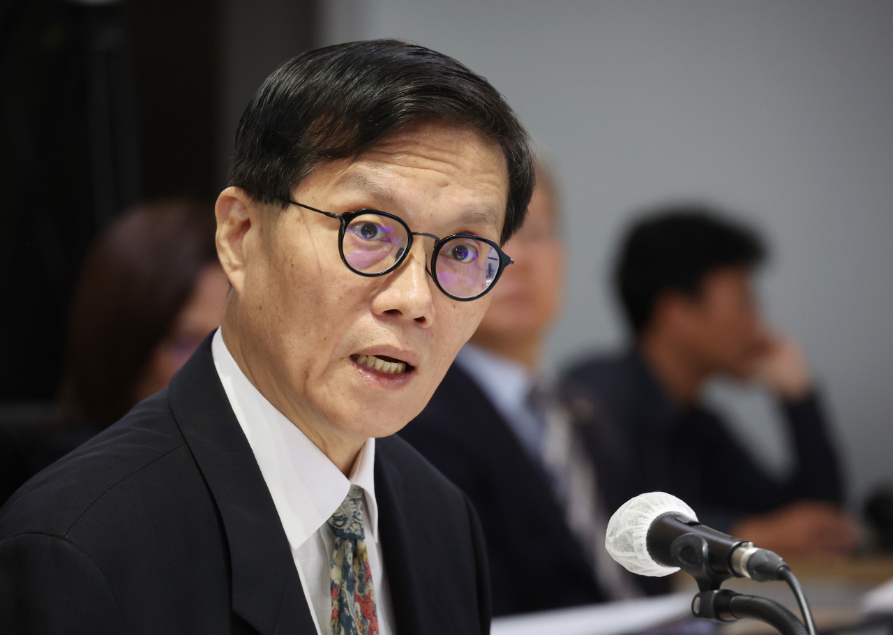 Bank of Korea Governor Rhee Chang-yong answers lawmakers' questions during an inspection by the National Assembly's planning and finance committee at the central bank's headquarters in Seoul on Monday. (Yonhap)