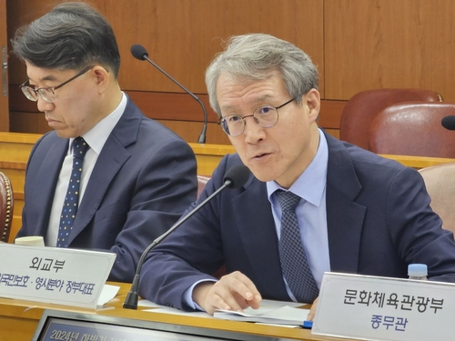 Hong Seok-in (right), a government representative in charge of the protection of overseas nationals and consular affairs, speaks during a meeting with missionary organizations in Seoul, Thursday. (Ministry of Foreign Affairs)