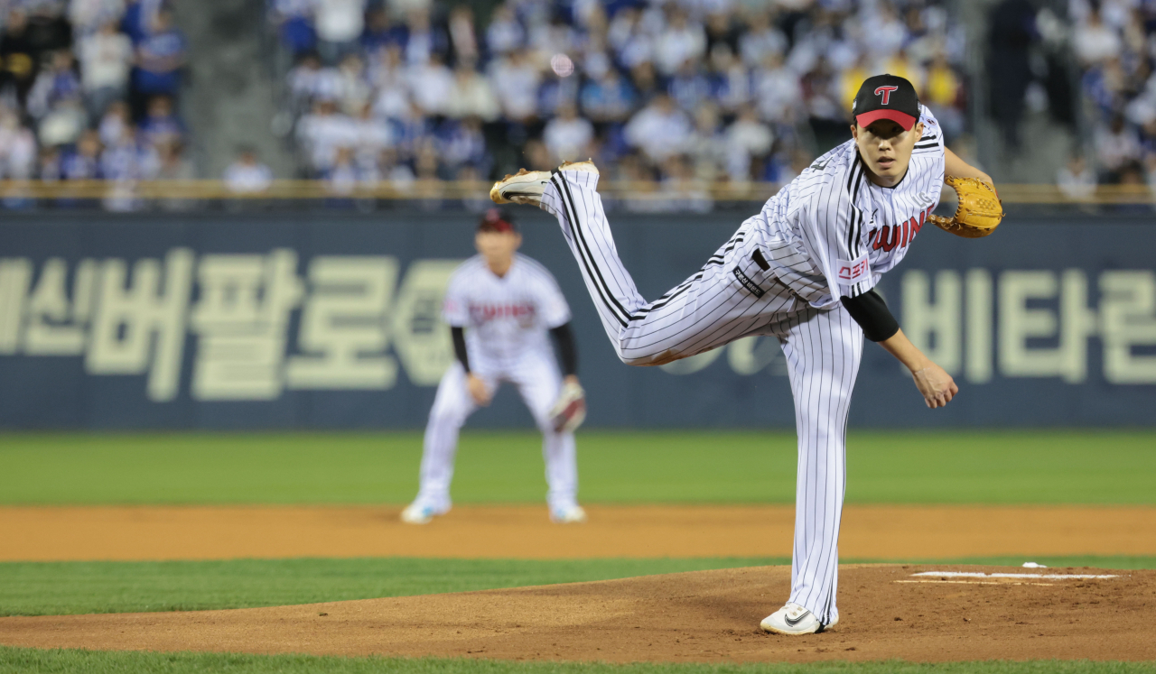 LG Twins starter Im Chan-kyu pitches against the Samsung Lions during Game 3 of the second round in the Korea Baseball Organization postseason at Jamsil Baseball Stadium in Seoul on Thursday. (Yonhap)