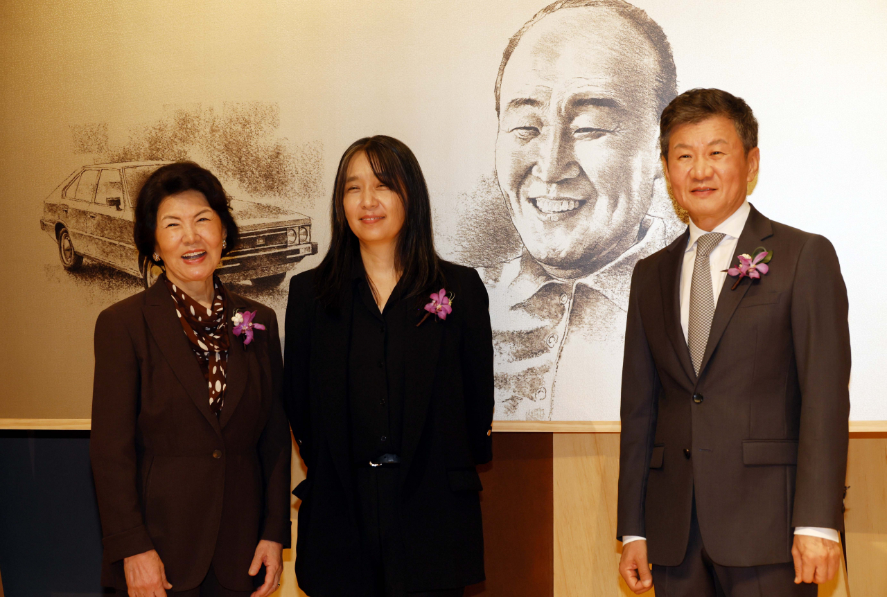 Han Kang attends the Pony Chung Innovation Award ceremony at Pony Chung Hall in Seoul’s Gangnam district on Thursday. From left are: Park Young-ja, wife of the late Chung Se-yung, who was the second chairman of HDC Group; Han; and Chung Mong-gyu, HDC Group chairman and founder of the Pony Chung Foundation. The drawing in the background is of late Chung, father of Chung Mong-gyu. (Joint Press Corps)