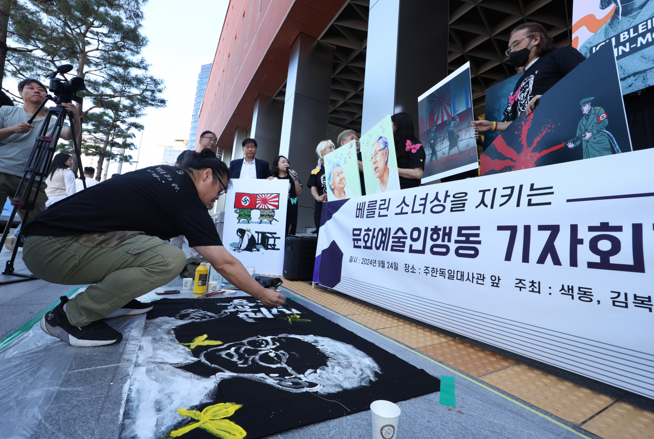 South Korean artists conduct a performance in protest of the recent decision to remove the comfort women statue in Berlin, during a press conference on Sept. 24 in front of the German Embassy in Seoul. (Yonhap)