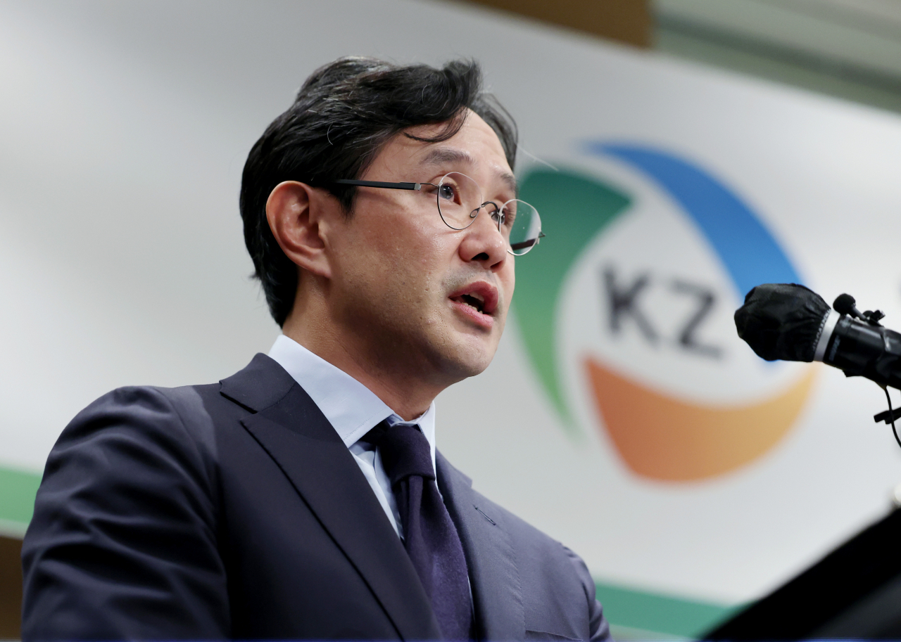 Korea Zinc Chairman Choi Yun-beom speaks at a press conference held at a hotel in central Seoul, Oct. 2. (Newsis)