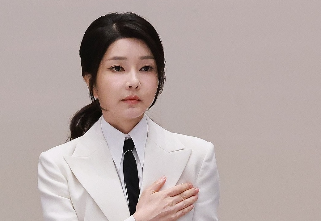 First lady Kim Keon Kee pledges allegiance to the national flag during a meeting with athletes for the Paris Paralympic Games 2024 at Cheong Wa Dae in this file photo taken Sept. 13. (Yonhap)