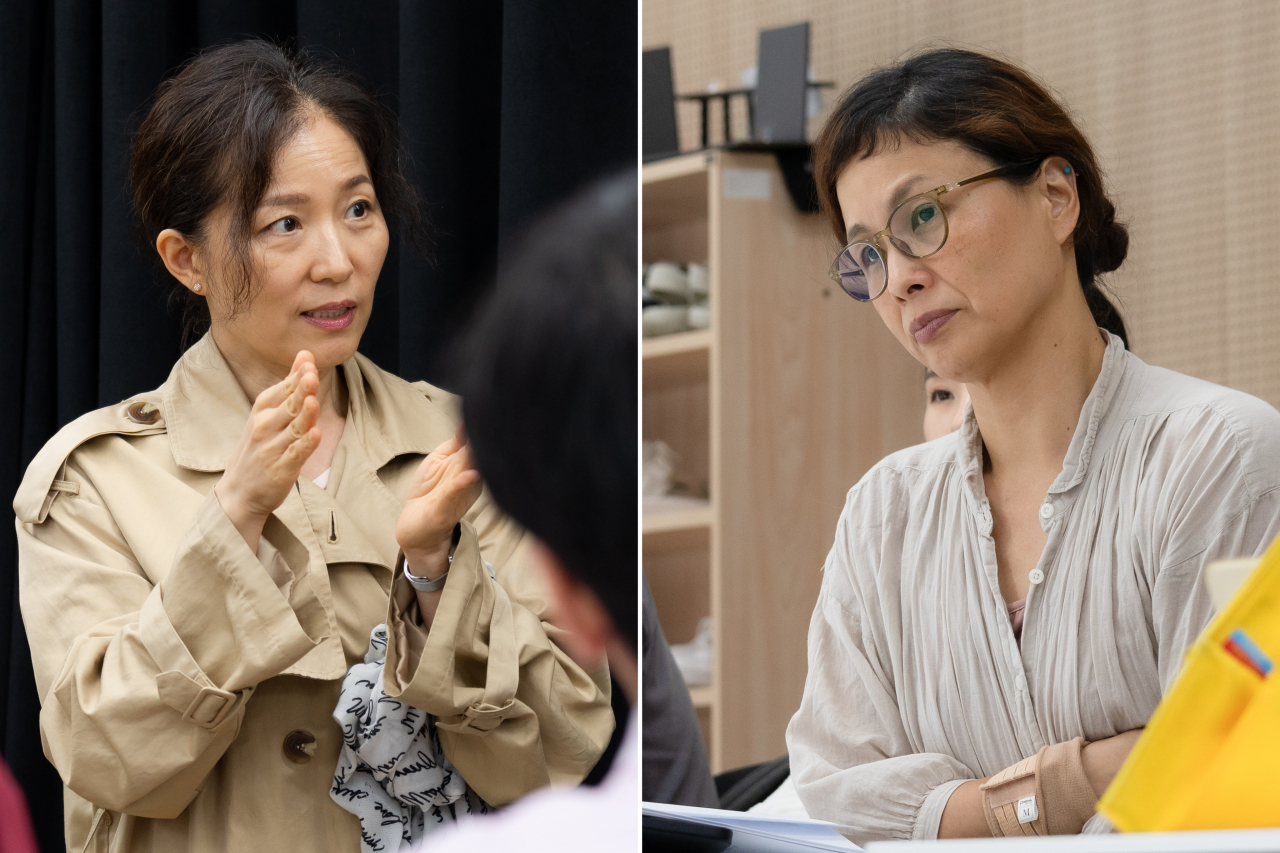 Director Lee In-soo (left) and playwright Dong I-hyang in a reherasal for 