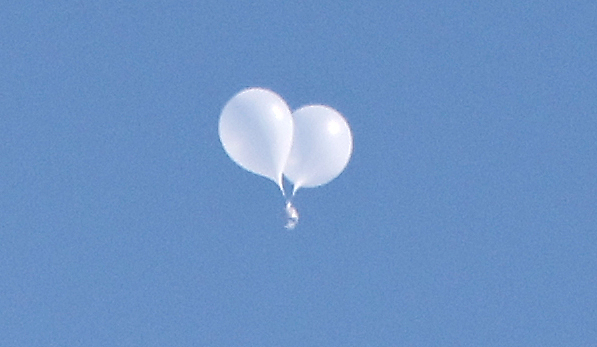 Trash-carrying balloons sent by North Korea are spotted in skies above Seoul in this file photo taken Oct. 8. (Yonhap)