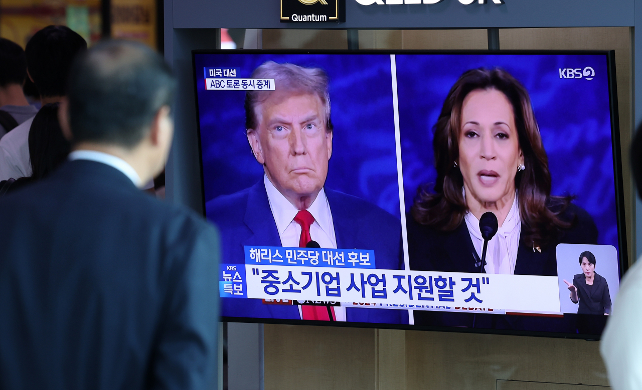 The US presidential debate between Republican presidential nominee Donald Trump and Democratic presidential nominee Kamala Harris is aired on a TV screen at Seoul Station in central Seoul on Sept. 10. (Newsis)