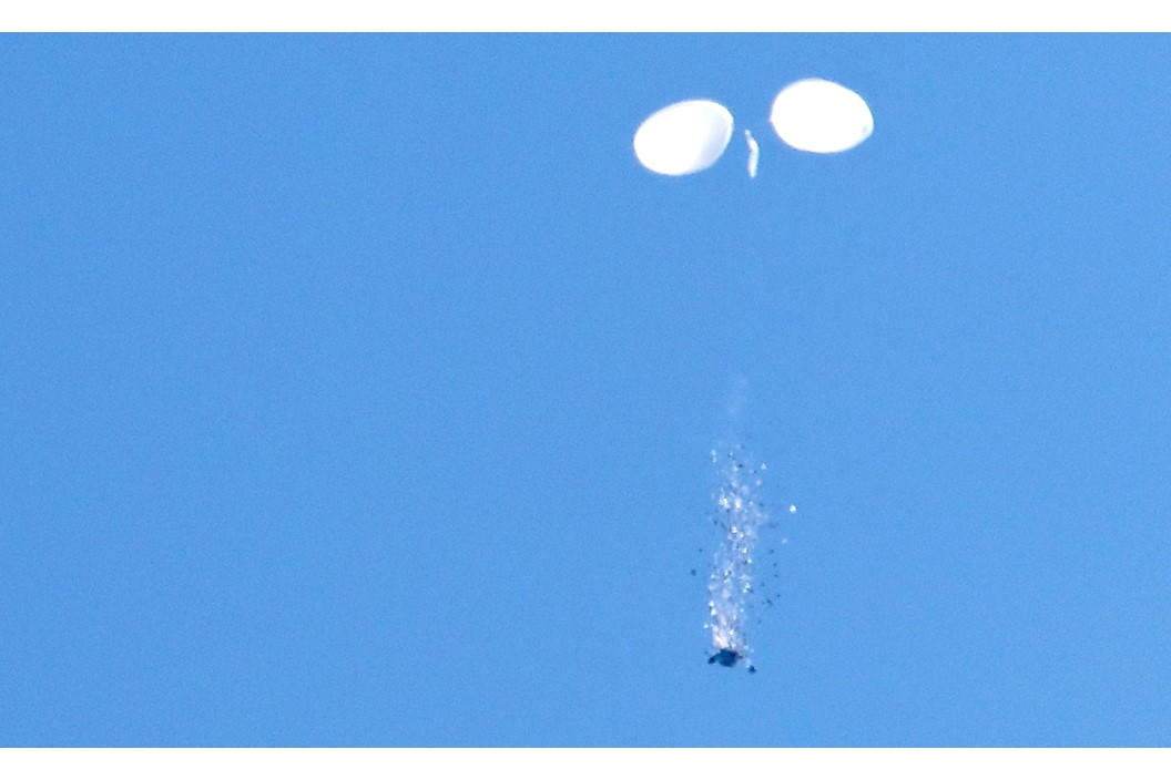 Trash balloons released by North Korea burst over Seoul on Oct. 4, with their contents falling from the skies. North Korea has sent over 6,000 trash-carrying balloons at South Korea since May. (Yonhap)