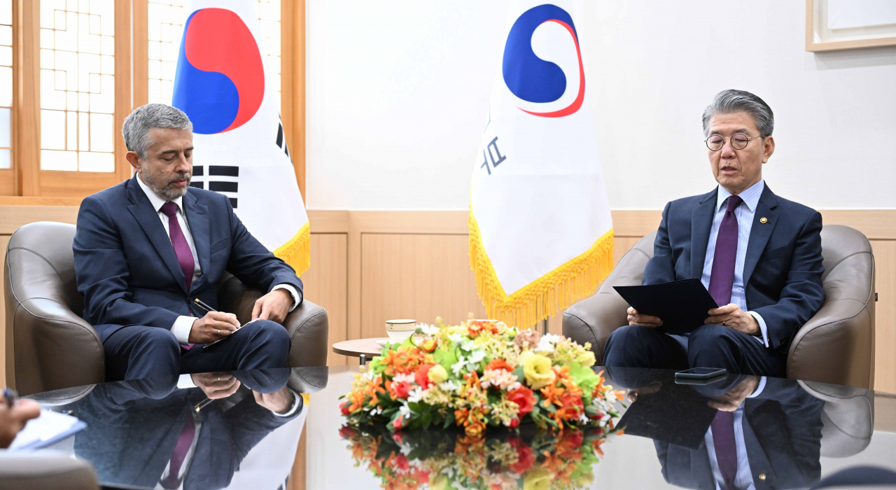 South Korea's First Vice Foreign Minister Kim Hong-kyun (right) summons Russia's Ambassador to South Korea Georgy Zinoviev to the Foreign Ministry building on Monday to lodge a formal protest following Friday's announcement from the National Intelligence Service that North Korea had sent troops to Russia to support its war against Ukraine. (Ministry of Foreign Affairs)