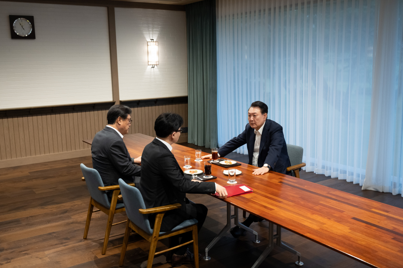 This photo shows President Yoon Suk Yeol (right), People Power Party Chair Han Dong-hoon (second from left) holding a meeting on Monday, (Presidential office)