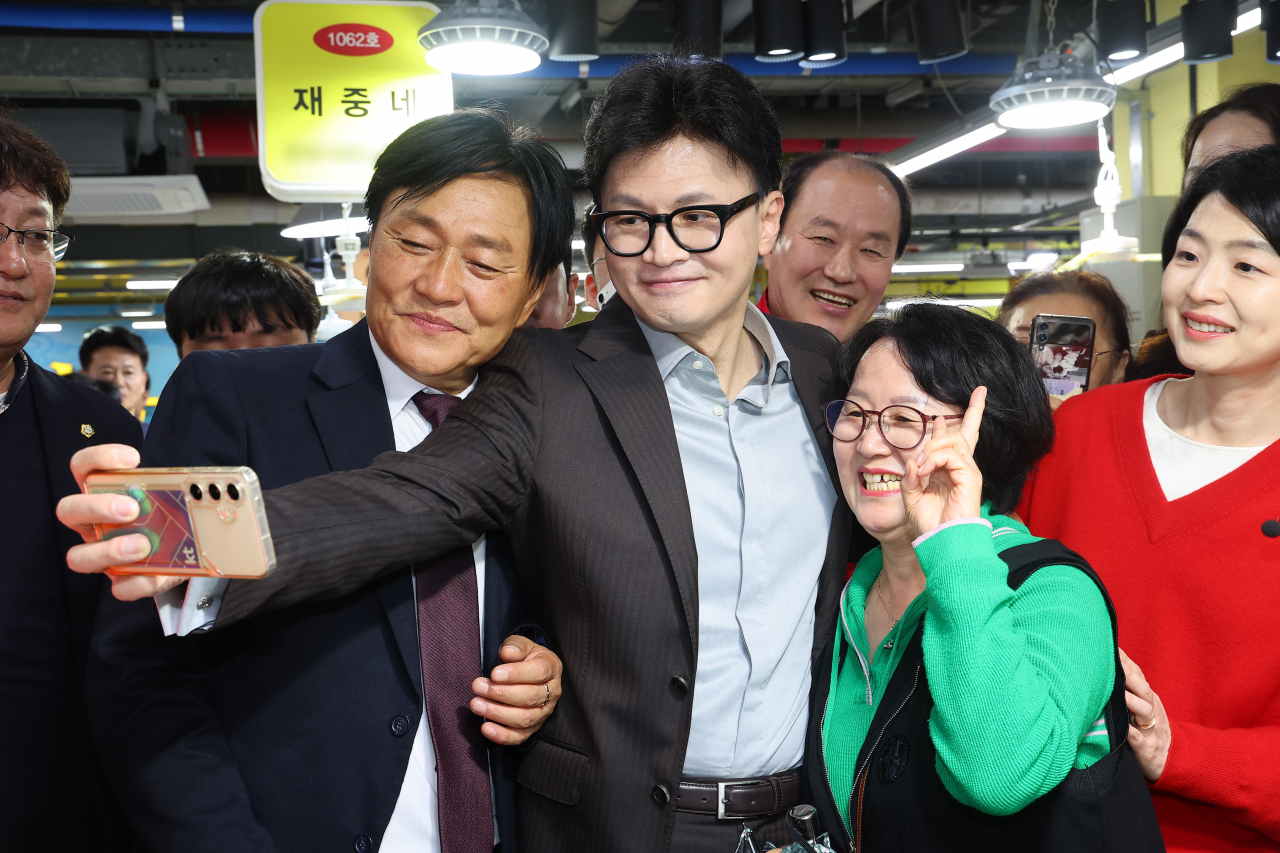 People Power Party Chair Han Dong-hoon (center) is seen surrounded by citizens and his aides as he visited Ganghwa-gun of Incheon on Tuesday, (Yonhap)