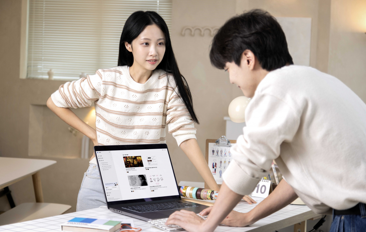 SK Telecom models try out the wireless carrier's A. service on a laptop. (SK Telecom)