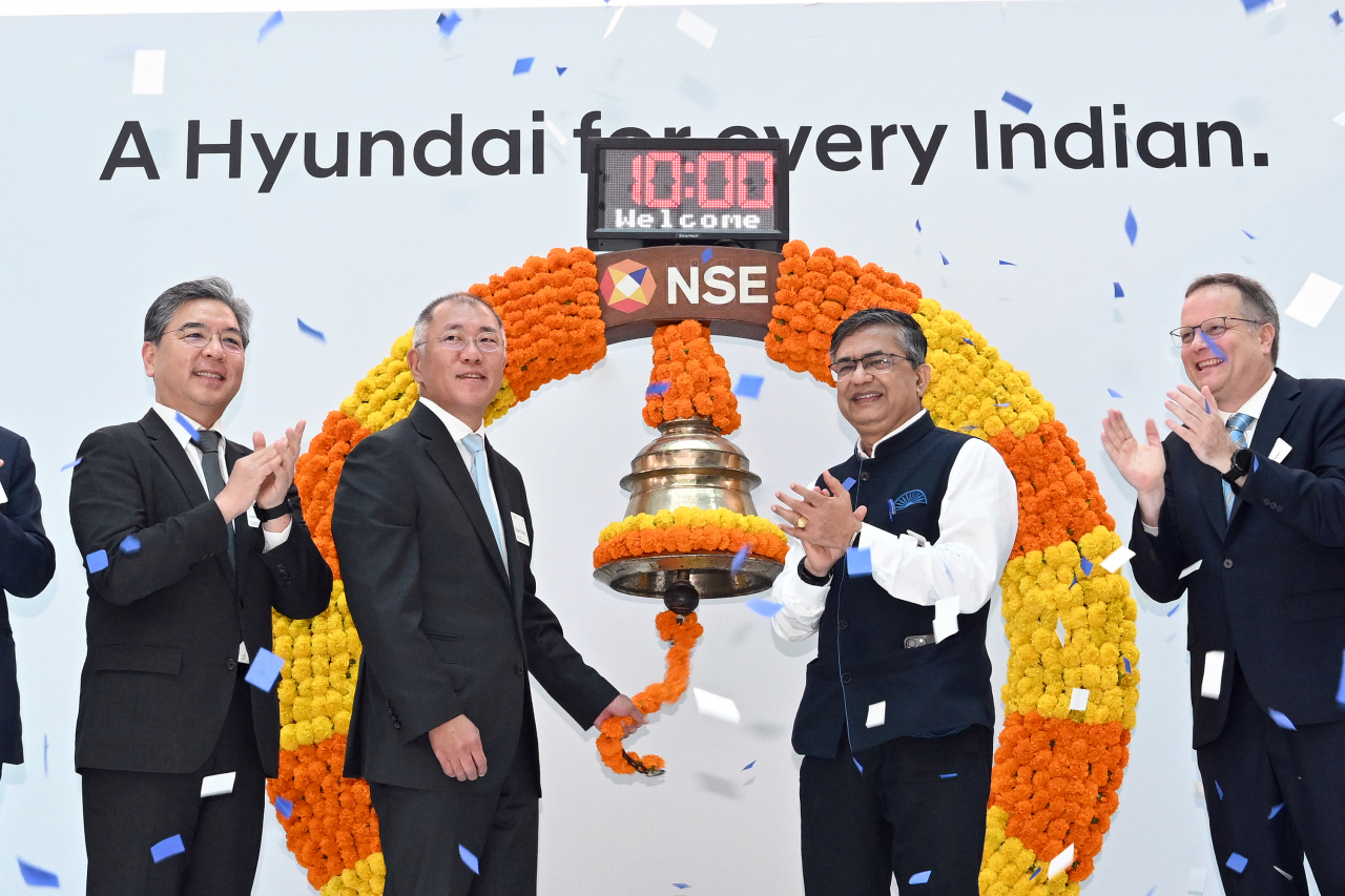 Hyundai Motor Group Executive Chair Chung Euisun (center left) rings the bell at the National Stocks Exchange of India to celebrate the local unit's stock debut in Mumbai on Tuesday. He is accompanied by Hyundai Motor Company CEO Chang Jae-hoon (far left) and NSEI CEO Ashish Chauhan (center right). (Hyundai Motor Group)