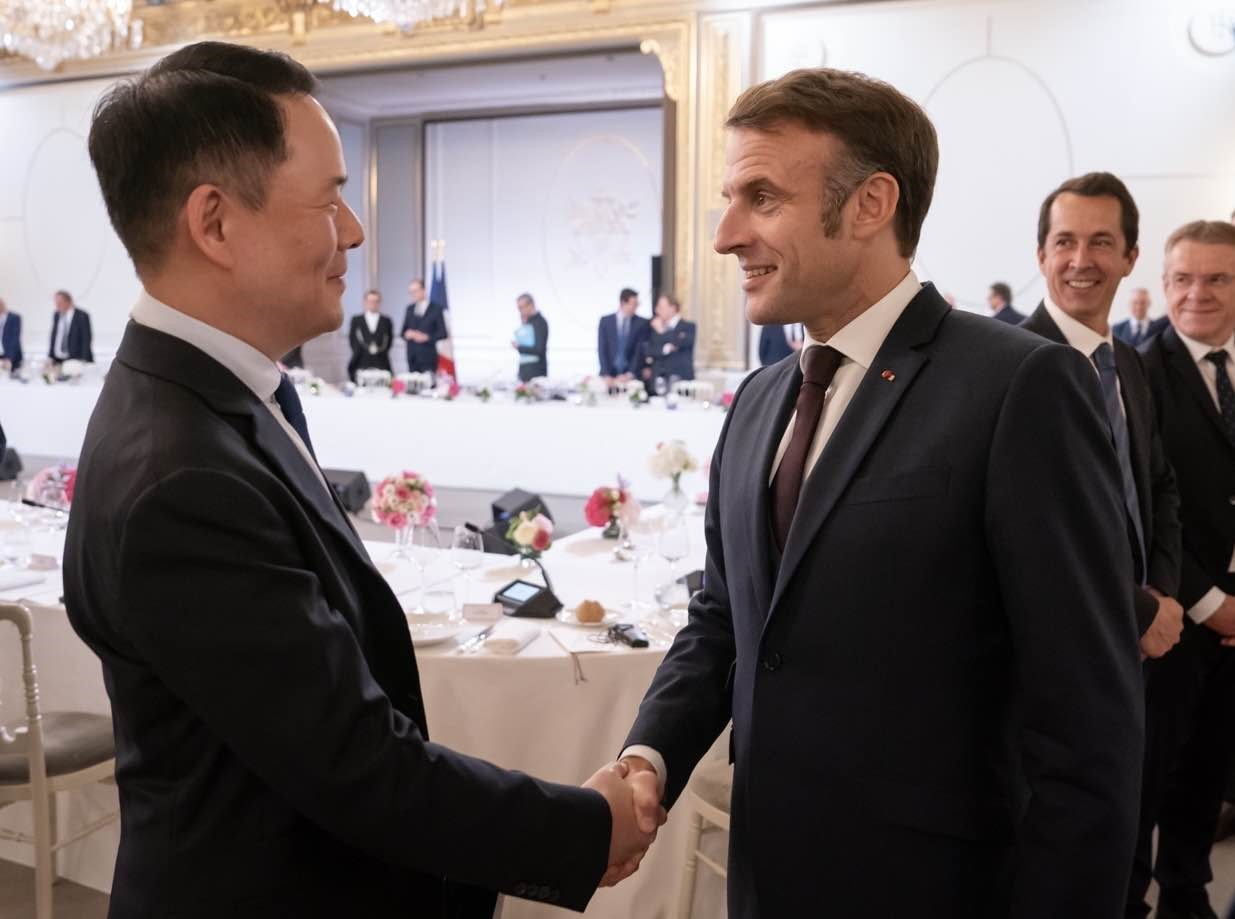 SPC Group President Hur Jin-soo (left) shakes hands with French President Emmanuel Macron at the Elysee Palace in Paris on Monday. (SPC Group)