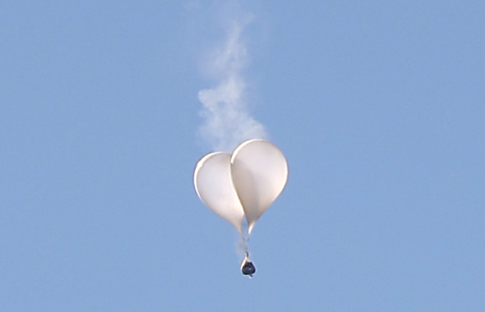 Trash-carrying balloons sent by North Korea are spotted in skies above Seoul in this file photo taken Oct. 4. (Yonhap)