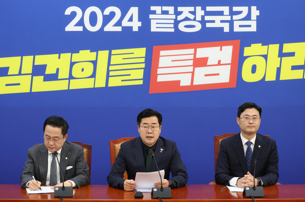 Park Chan-dae (center), floor leader of the Democratic Party, speaks during a meeting on the ongoing national audit at the National Assembly in Seoul on Thursday. (Yonhap)