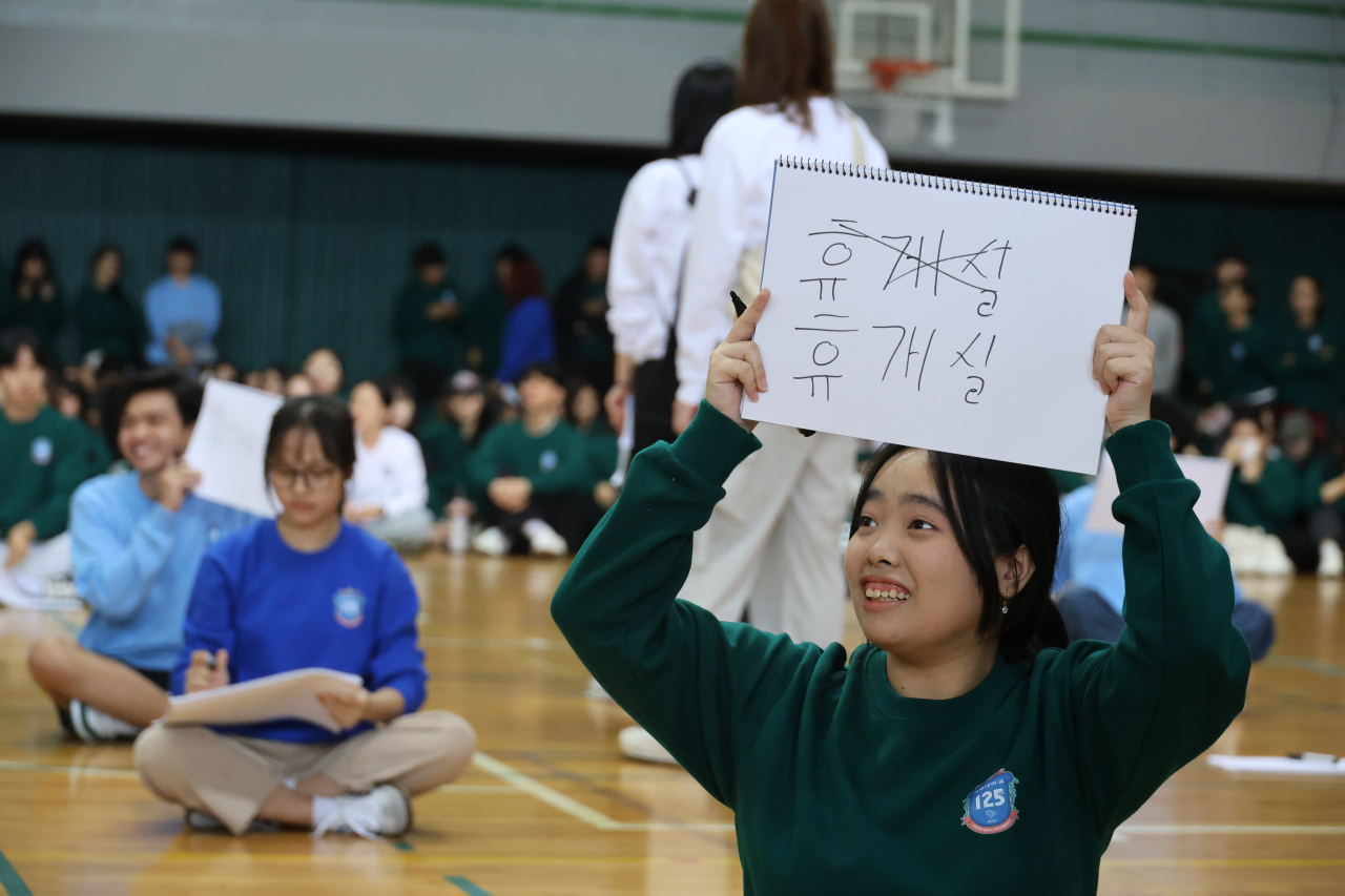 An international student participates in a Korean language quiz tournament at Keimyung University in Daegu on Oct. 8. (Yonhap)