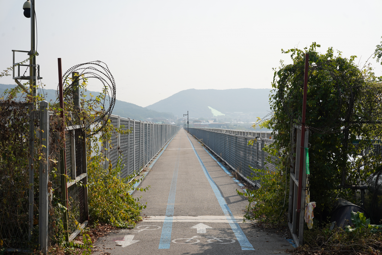 Old Ganghwa Bridge, a bridge connecting Ganghwa and Gimpo, is the first checkpoint of DMZ Peace Trail Course 1. (Lee Si-jin/The Korea Herald)